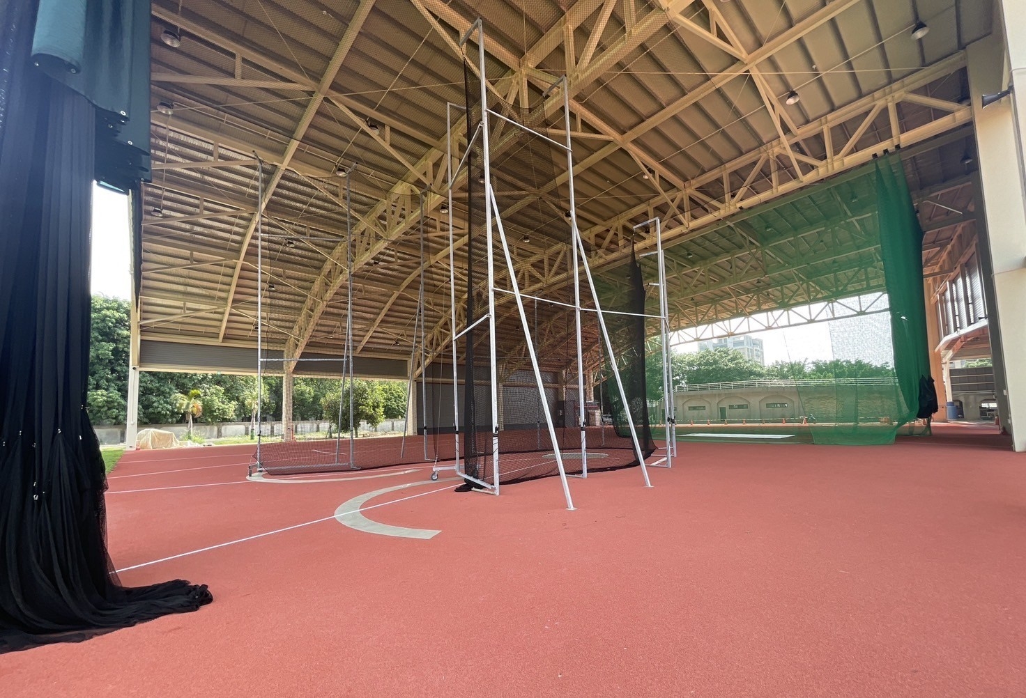 (圖)National Sports Training Center all-weather throwing field interior.